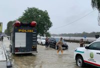 Bukan Sekadar Patroli, Ini Wujud Nyata Kepedulian Sat Samapta Polres Kukar pada Warga Terdampak Banjir