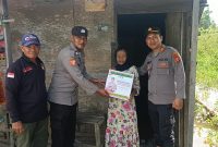 Melalui Polsek Kota Bangun Polres Kukar Ringankan Beban Warga Terdampak Banjir di Desa Liang