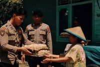 Sat Samapta Polres Kukar Salurkan Bantuan untuk Warga Terdampak Banjir