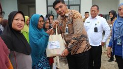 Kakanwil Ditjenpas Jateng dan Karutan Surakarta Serahkan 50 Paket Sembako kepada Warga Sekitar Rutan Surakarta