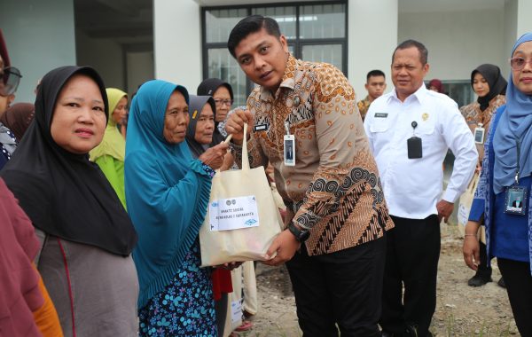 Kakanwil Ditjenpas Jateng dan Karutan Surakarta Serahkan 50 Paket Sembako kepada Warga Sekitar Rutan Surakarta
