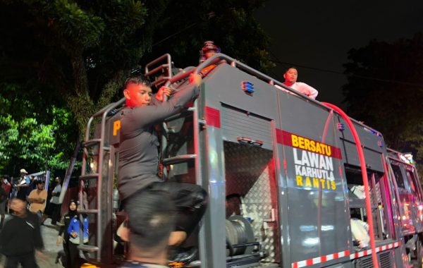 Respons Cepat Tim Pammat Polda Kaltim Bantu Padamkan Kebakaran Rumah di Kelandasan Ilir