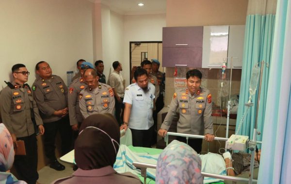 Kapolres Kukar Tunjukkan Kepedulian, Jenguk Kasat Binmas yang Sakit di RS ABADS Samboja