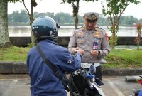 Satlantas Polres Kukar Gelar Razia Gabungan, Edukasi dan Tertibkan Pengendara dalam Operasi Patuh Mahakam 2025