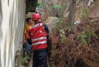 Sat Brimob Polda Kaltim Gerak Cepat Bantu Masyarakat Tangani Longsor di Gunung Polisi Balikpapan