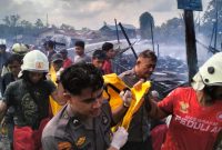 Tragedi Kebakaran di Sangasanga, Polsek Sigap Bantu Evakuasi dan Pemadaman