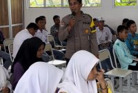 Bhabinkamtibmas dan Tenaga Kesehatan Edukasi Bahaya Narkoba dan Seks Bebas di SMKN 1 Samboja