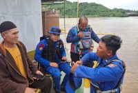 Polairud Polres Kutai Kartanegara Pimpin Pencarian Security PT. Titian Kaltim yang Tenggelam di Sungai Mahakam