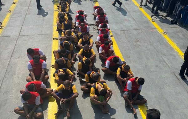 GILIRAN 37 WARGA BINAAN RISIKO TINGGI JAWA TIMUR DILAYAR KE NUSAKAMBANGAN