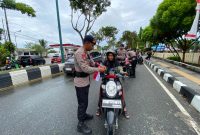 Gelar Aksi “Merah Putih untuk Negeri”, Sat Brimob Polda Kaltim Bagikan 3.000 Bendera