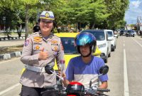 Menjelang HUT ke-80 RI, Polres Kutai Kartanegara Bagikan Bendera Merah Putih dan Bunga kepada Pengendara