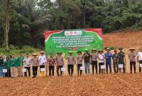 Kuatkan Ketahanan Pangan, Polres Kukar Tanam Jagung Bersama Santri