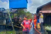 Sigap Tangani Kebakaran, Polsek Sebulu Bantu Padamkan Api dan Amankan Lokasi