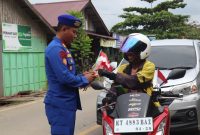 Polres Kutai Kartanegara Bagikan Bendera Merah Putih di Loa Kulu, Bangkitkan Semangat Nasionalisme
