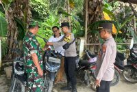 Forkompimcam Tabang Bagikan 100 Bendera Merah Putih kepada Pengendara dalam Rangka Menumbuhkan Semangat Nasionalisme