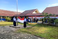 Police Go To School: Bhabinkamtibmas Muara Jawa Tanamkan Disiplin dan Anti-Bullying di SMPN 04