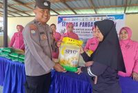 Polsek Sangasanga Salurkan 125 Kg Beras Murah, Disambut Antusias Warga