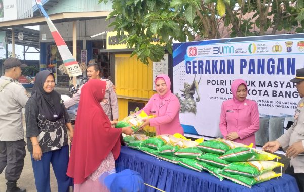 Polsek Kota Bangun Gelar Gerakan Pangan Murah, Sediakan 500 Kg Beras untuk Warga