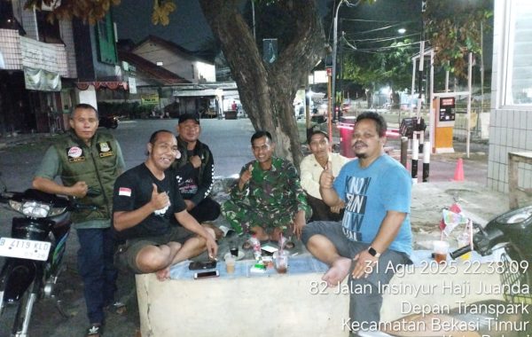 Patut Dicontoh, Pengurus RW. 01, Kel. Duren Jaya, kec. Bekasi Timur, Kota Bekasi Bersama Warga Menjaga Lingkungannya Dari Perusuh