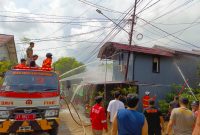 Bersama Damkar, Polres Kukar Cepat Tangani Kebakaran Rumah Warga di Perumahan Tambak Rel