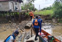 Sat Polairud Polres Kukar dan Tim SAR Gabungan Evakuasi Korban Diterkam Buaya di Muara Jawa