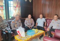 Sat Binmas Polres Kukar Jenguk Anggotanya Pasca Operasi, Wujud Kepedulian dan Kekeluargaan