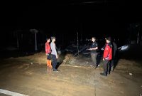 Polsek Sebulu Sigap Tangani Kebakaran Tiga Rumah di Desa Tanjung Harapan