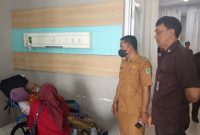 Kepala Desa Kutakarya dan Jajaran Pemerintah Desa Berikan Dukungan Moral dan Materi kepada Warga di RS Hastien