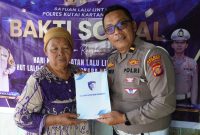 Satlantas Polres Kukar Gelar Bakti Sosial, Bagikan Sembako untuk Warga Kurang Mampu