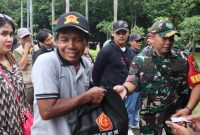 TNI Bagikan 15 Ribu Paket Sembako untuk Masyarakat di Monas