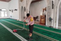 Polsek Anggana Gelar Jumat Bersih di Masjid Sirajul Huda Al-Hifnie