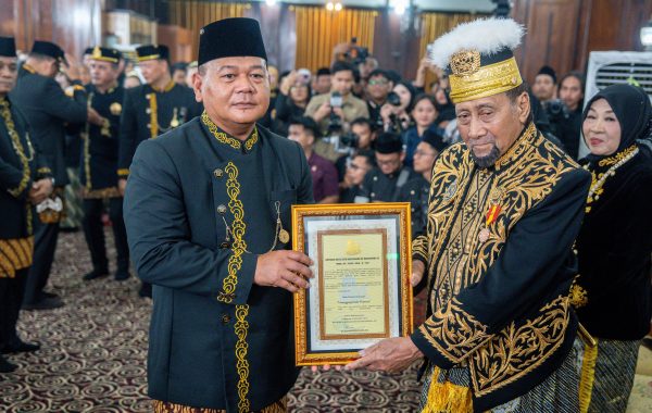 Kapolda Kaltim Terima Gelar Kehormatan dari Kesultanan Kutai Kartanegara Ing Martadipura