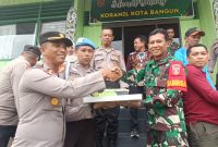 Sinergi TNI–Polri dan Pemerintah Kecamatan Kota Bangun Warnai HUT TNI ke-80 dengan Penuh Keakraban