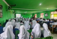 Dekat dengan Pelajar, Bhabinkamtibmas Polsek Loa Janan Tekankan Pentingnya Stop Bullying di Sekolah