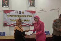 Polwan dan Bhayangkari Polda Kaltim Gelar Aksi Sosial “Berbagi” di Kelurahan Karang Jati Balikpapan