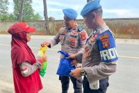 Humanis dan Peduli, SiPropam Polres Kukar Ringankan Beban Pekerja Kebersihan