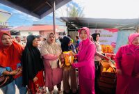 Terus Menebar Kepedulian, Polwan Polda Kaltim bersama Bhayangkari Daerah Kaltim Berbagi Sembako kepada Masyarakat yang Membutuhkan