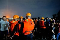 Tim Respons Bencana Brimob Polda Kaltim Turun Bantu Pencarian Pemuda Tenggelam di Perairan Kampung Baru Balikpapan