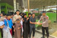 Polres Kukar Tebar Kepedulian Lewat Kegiatan Jumat Berkah di Masjid Darul Muqarrobin