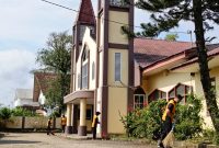 Polres Kutai Kartanegara Gelar Jumat Bersih di Gereja Katolik Paroki Santo Pius X, Wujud Kepedulian dan Toleransi Antar Umat