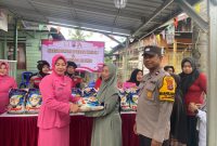 Polwan Ditsamapta Polda Kaltim dan Bhayangkari Daerah Kaltim Gelar Kegiatan Berbagi Sembako untuk Warga Manggar