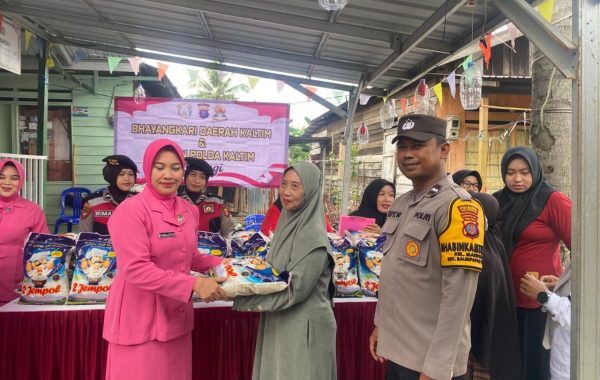 Polwan Ditsamapta Polda Kaltim dan Bhayangkari Daerah Kaltim Gelar Kegiatan Berbagi Sembako untuk Warga Manggar