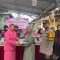 Polwan Ditsamapta Polda Kaltim dan Bhayangkari Daerah Kaltim Gelar Kegiatan Berbagi Sembako untuk Warga Manggar