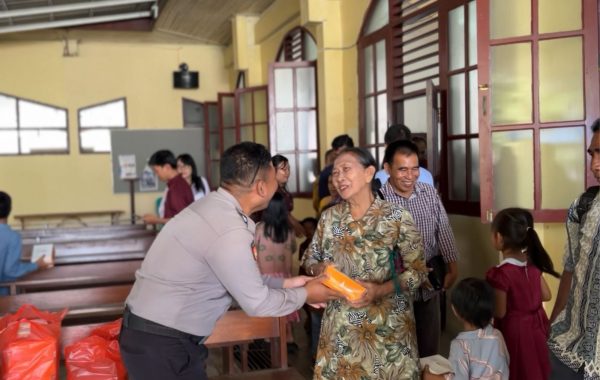 Polres Kukar Gelar “Minggu Kasih”, Berbagi Kebahagiaan di Gereja Katolik St. Pius X Tenggarong