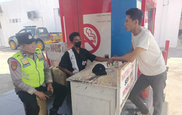 Patroli Dialogis Polsek Buay Madang Timur di Pertashop Kumpul Rejo, Himbau Warga Waspadai Penipuan dan Perampasan