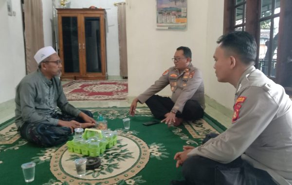 Kapolsek Buay Madang Timur Sambangi Ponpes Darussalam, Jaga Kondusivitas Jelang Hari Santri dan 1 Tahun Pemerintahan