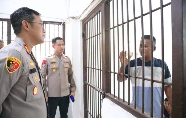 Kapolres Kutai Kartanegara Cek Kondisi Ruang Tahanan, Pastikan Keamanan dan Kesehatan Tahanan Terjamin
