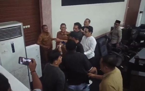 RDP Ricuh! Kadinkes Karawang Ngamuk, Gagal Tunjukkan Hasil Audit Dugaan Malapraktik RS Hastien