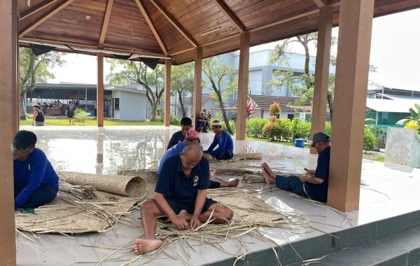 Asah Kreativitas dan Kemandirian, WBP Lapas Kelas IIA Purwokerto Buat Anyaman Tikar dari Daun Pandan