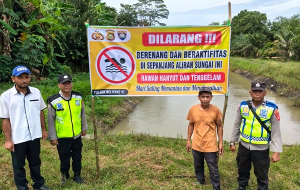Personil Polsek Belitang III Pasang Imbauan Dilarang Mandi dan Bermain di Sungai